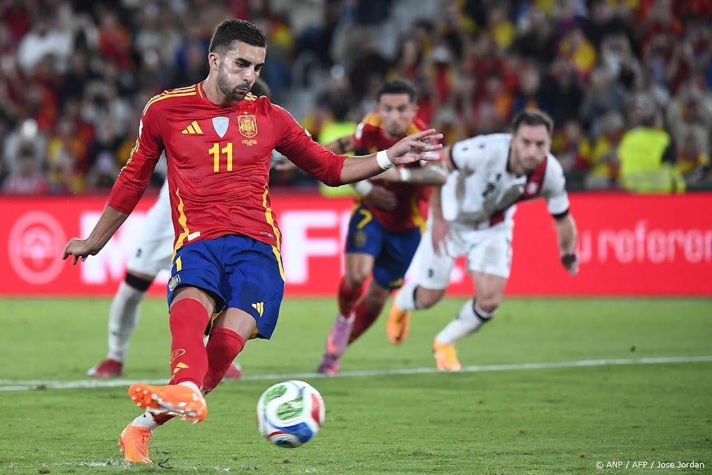 Spits Torres haakt af bij Spanje met spierblessure
