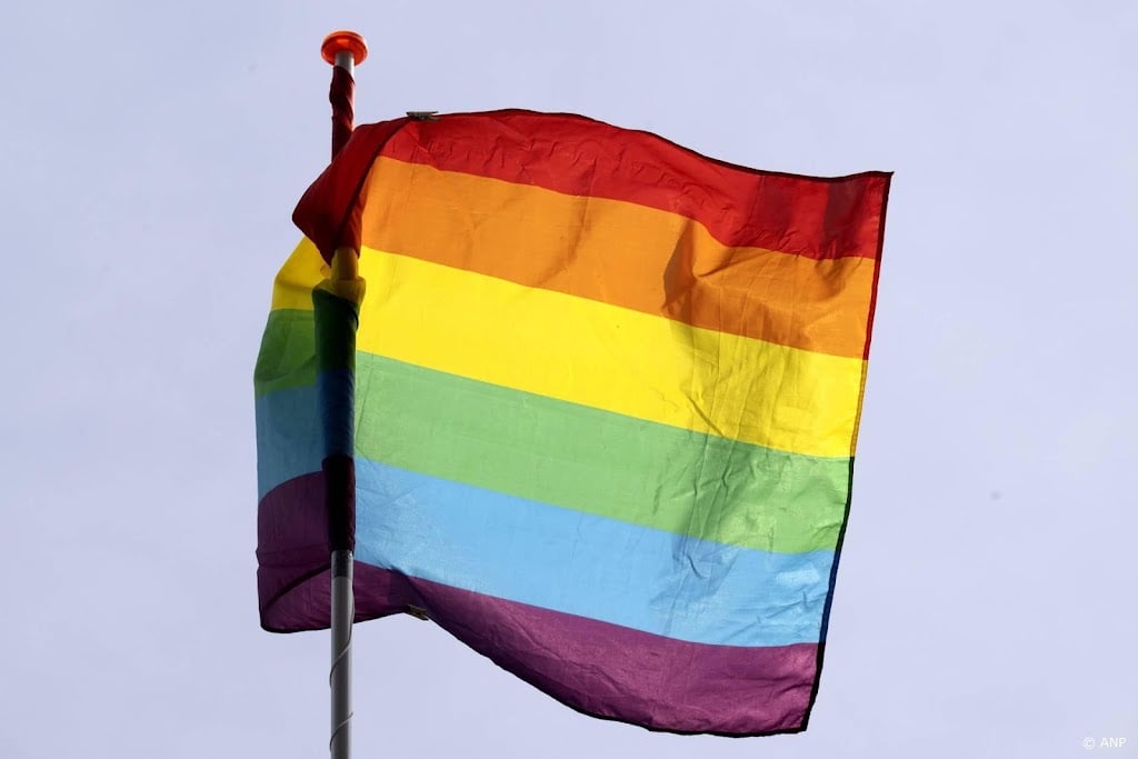 Burgemeester Oldebroek: diefstal regenboogvlaggen afschuwelijk