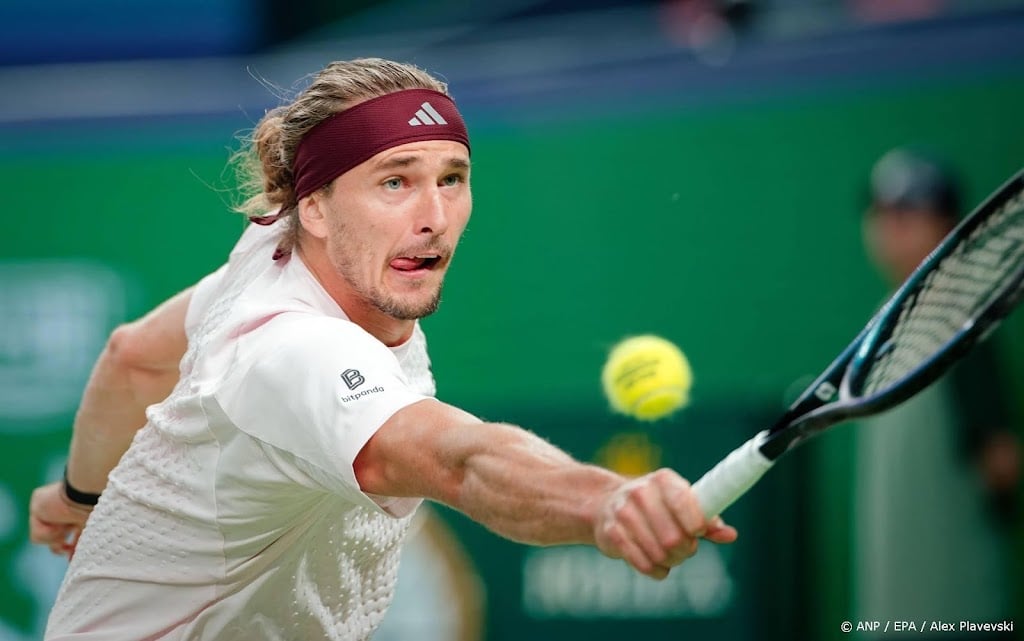 Tennisser Zverev met moeite naar kwartfinales in Shanghai