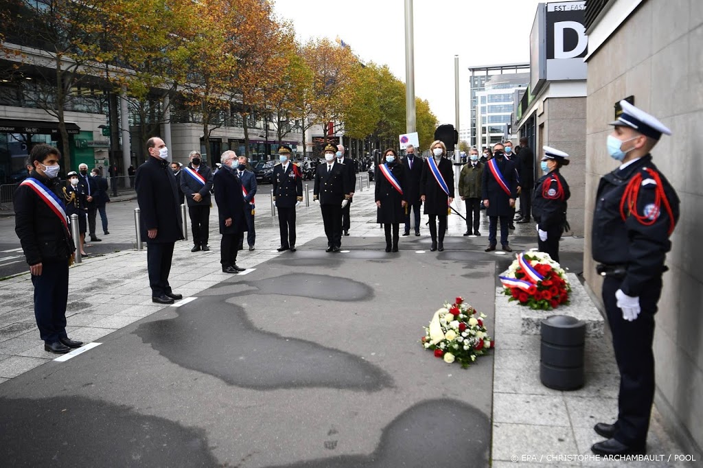 Ingetogen herdenking bloedbad Parijs 
