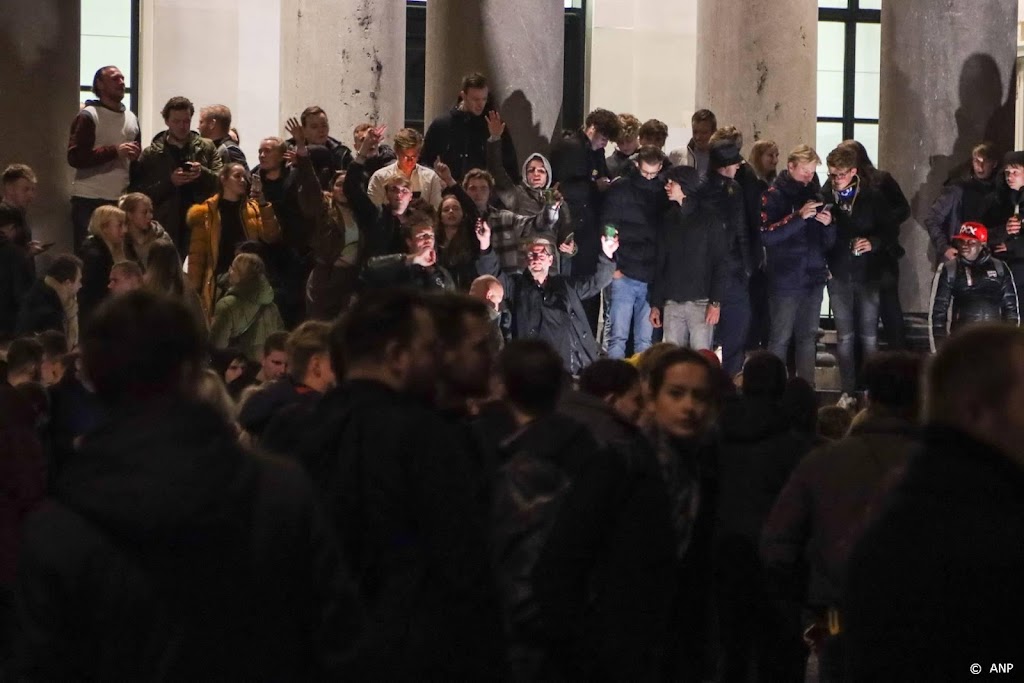 Honderden feestende mensen bij gerechtsgebouw Leeuwarden 