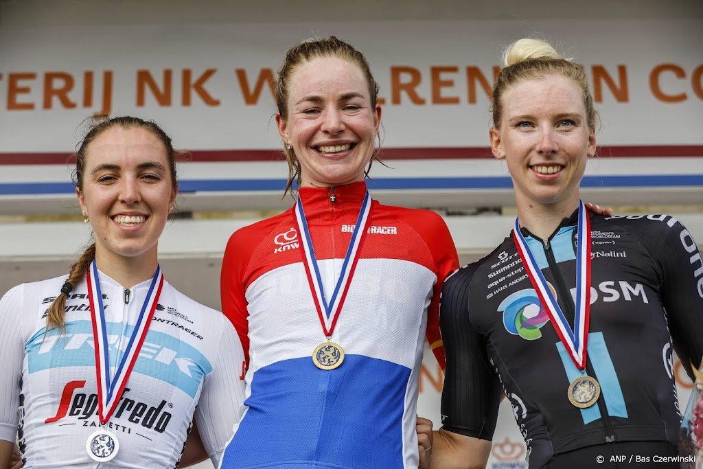 Veldrijdster Van Anrooij wint wereldbekercross op Beekse Bergen 