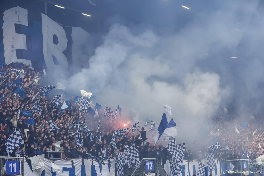 Friese derby in Heerenveen stilgelegd vanwege vuurwerk op veld