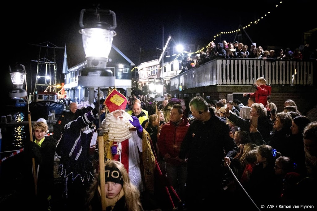 Intocht zonder zwarte pieten verloopt rustig in Volendam