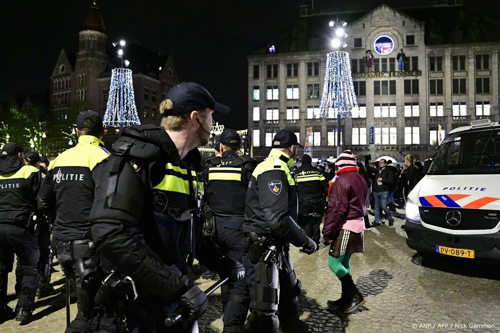 Politie maant demonstranten op de Dam te vertrekken