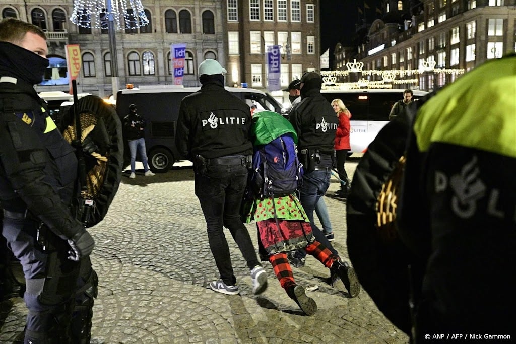Demonstranten van Dam verwijderd, politie nog wel aanwezig