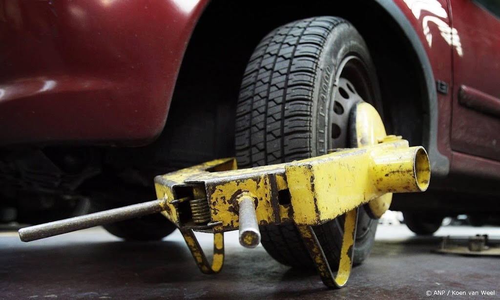 Direct wielklem bij parkeerbon voor Fransen en Polen in Amsterdam