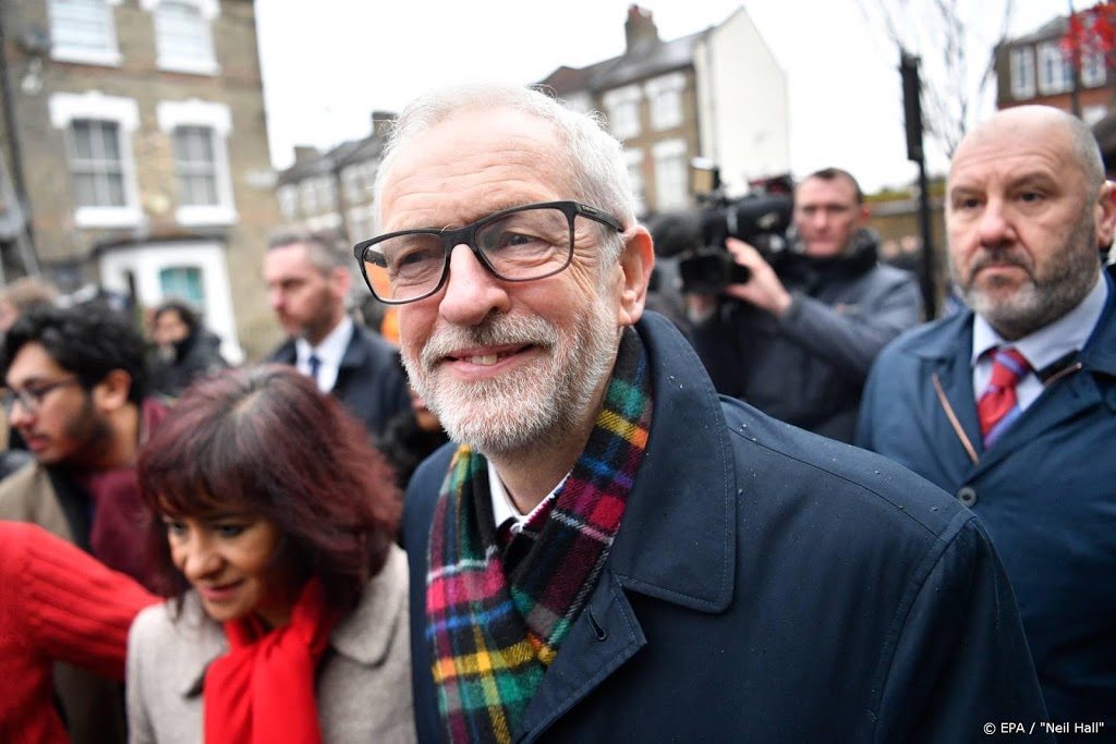 Jeremy Corbyn wil aanblijven als Labour-leider (3)