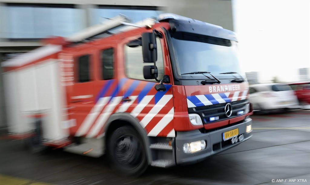 Brand op schip in IJmuiden, drie mensen ademen rook in