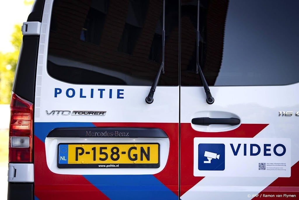 Politie deelt naam en foto 9e verdachte moord op Sherwin Peterhof