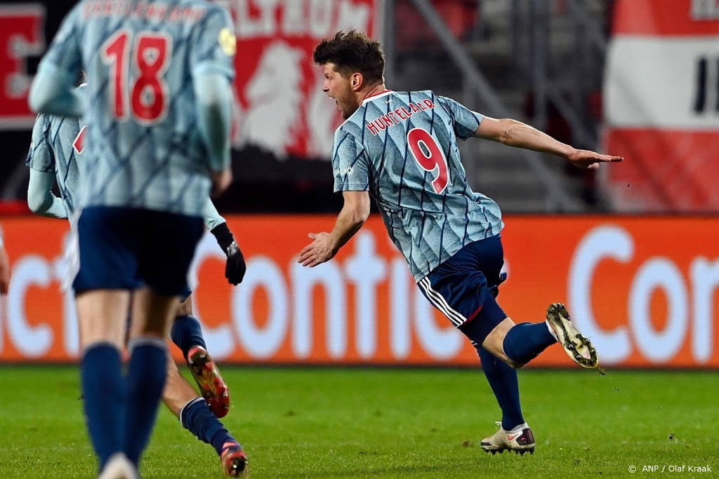 Invaller Huntelaar bezorgt Ajax met twee goals zege in Enschede