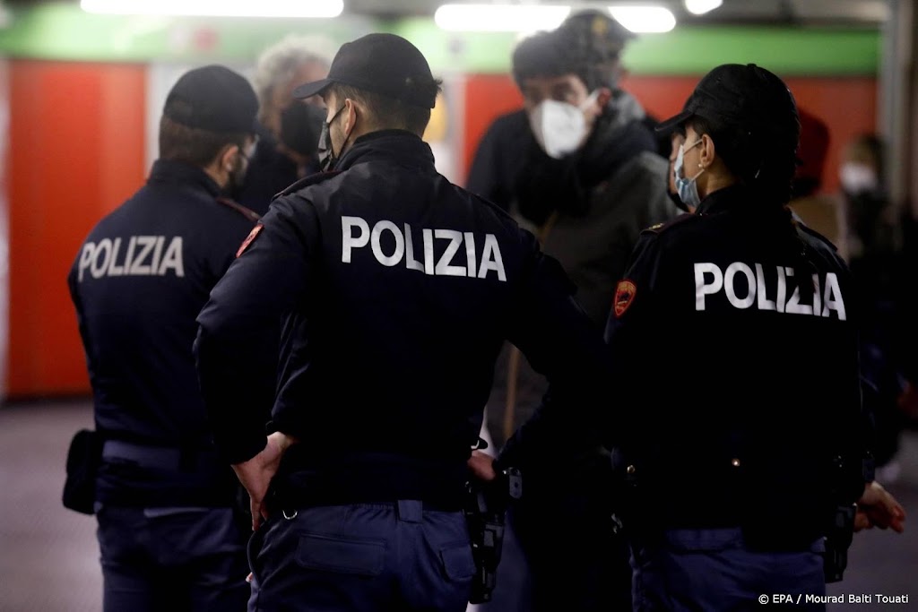 Onvrede bij Italiaanse politie over roze mondkapjes 