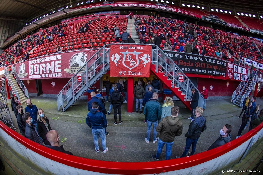 Voetbalclubs dreigen met zelf openen stadions voor publiek