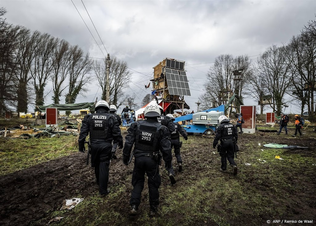 Politie voert charges uit op gemaskerde actievoerders Lützerath