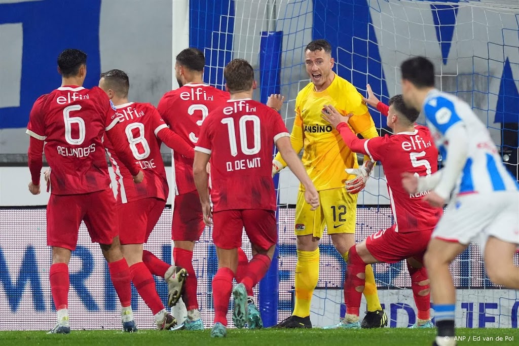 AZ wint bij Heerenveen en blijft meedoen in titelrace