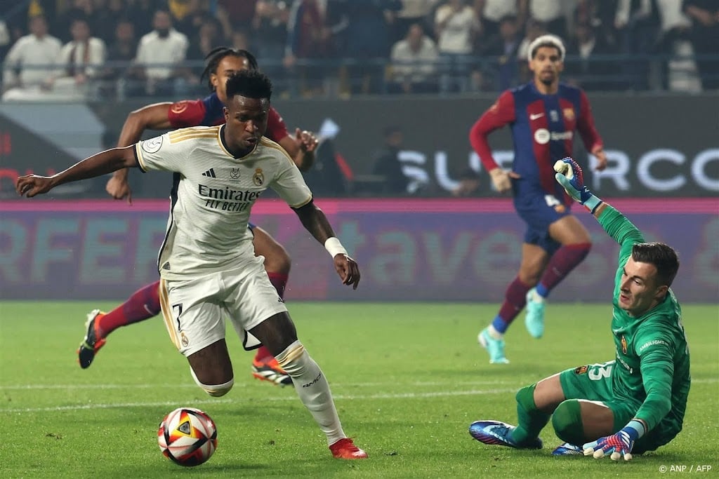 Vinícius leidt Real Madrid met drie treffers naar winst Supercup