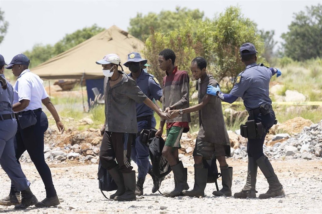 Illegale mijnwerkers in Zuid-Afrika gered en direct gearresteerd