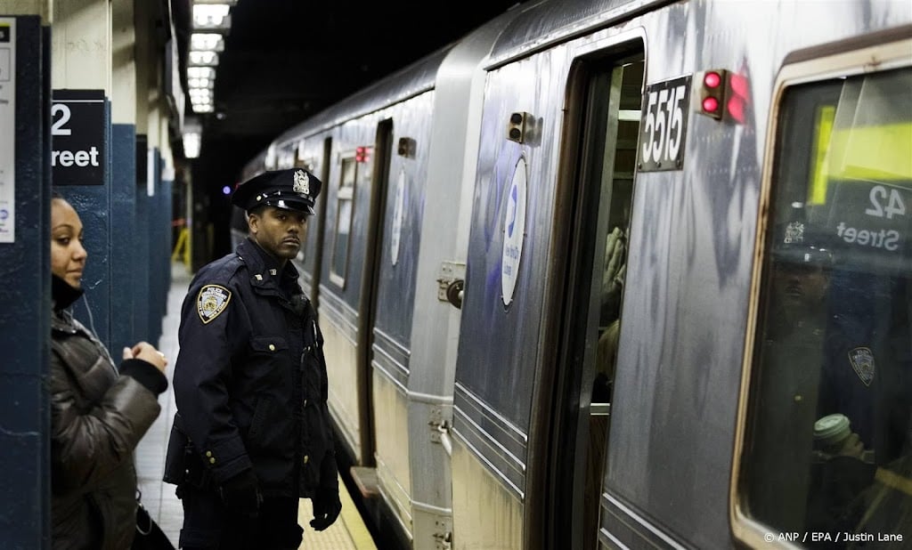 New York laat in elke nachtmetro een politieagent meerijden