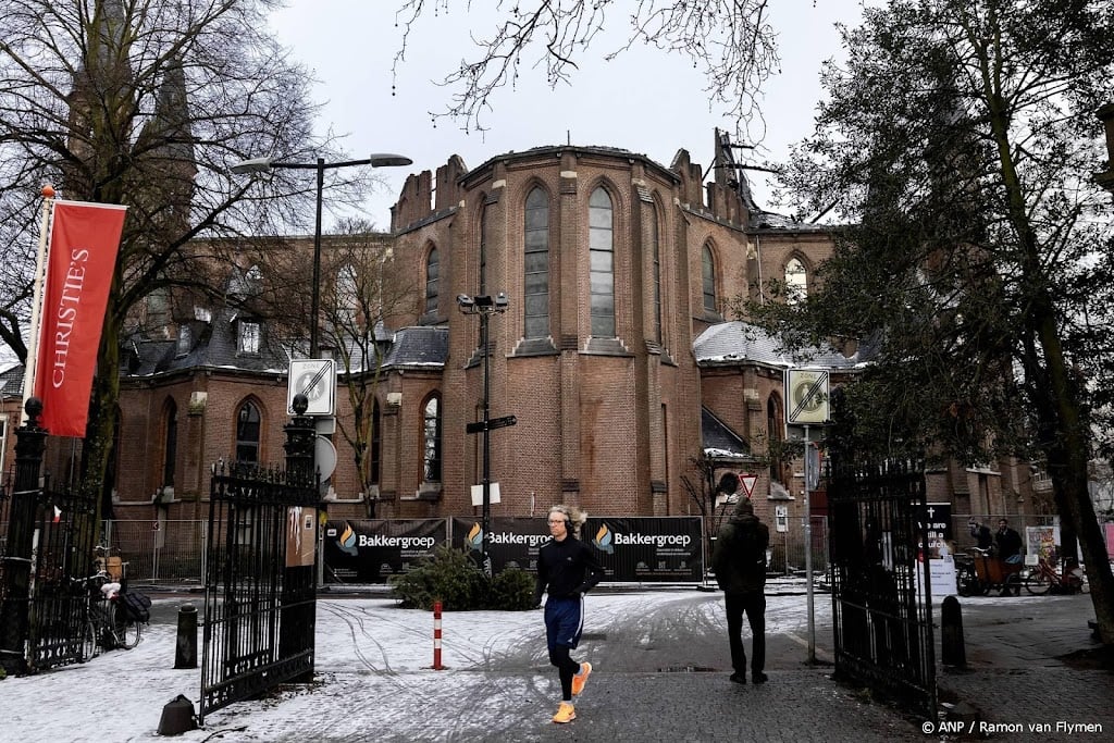 Leegpompen kelder na brand in Amsterdamse Vondelkerk begonnen