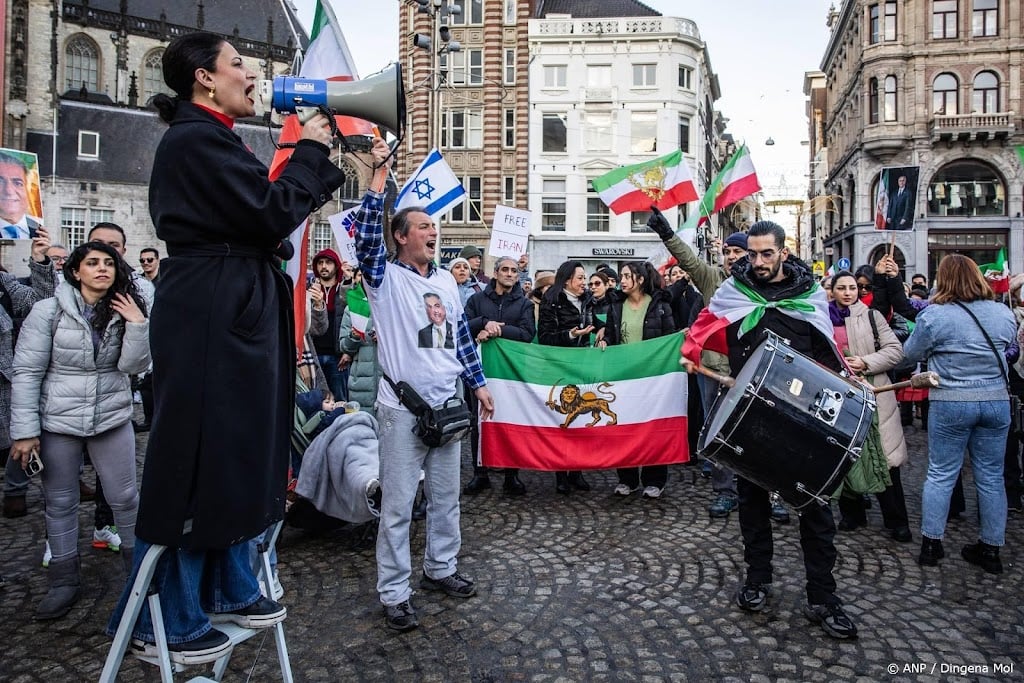 Enkele honderden bij solidariteitsmars voor Iran in Amsterdam