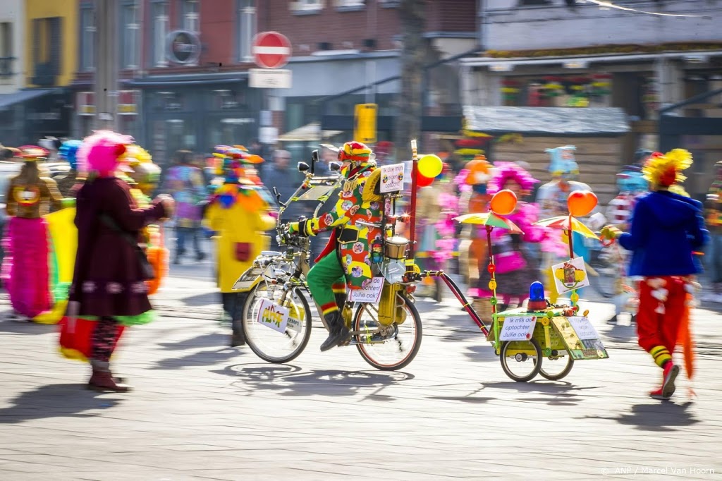 Limburgse carnavalsvierders her en der spontaan op straat