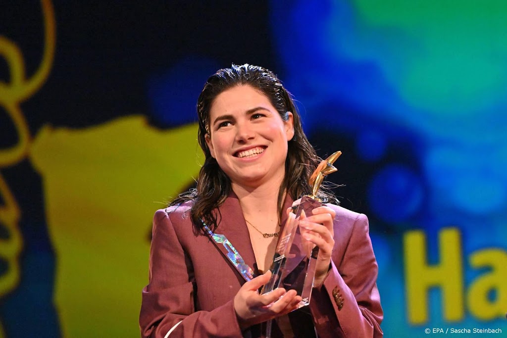 Actrice Hanna van Vliet neemt Shooting Star-award in ontvangst