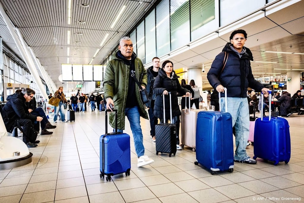 Schiphol annuleert groot aantal vluchten voor zondag om sneeuwval
