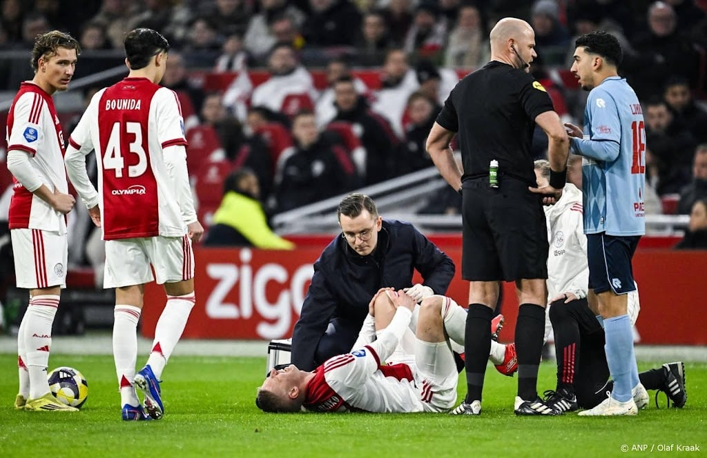 Ajax-aanwinst Zintsjenko valt direct geblesseerd uit