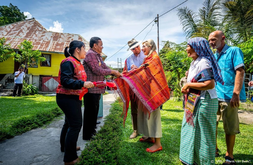 Willem-Alexander en Máxima ontmoetten Indonesische ministers die getest worden