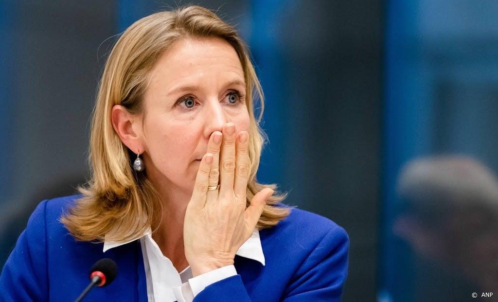 Ook minister Van Veldhoven thuis na besmet contact