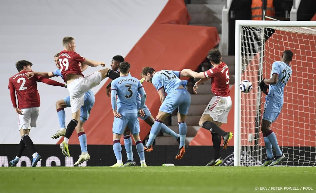 Nipte zege houdt ManUnited op tweede plaats