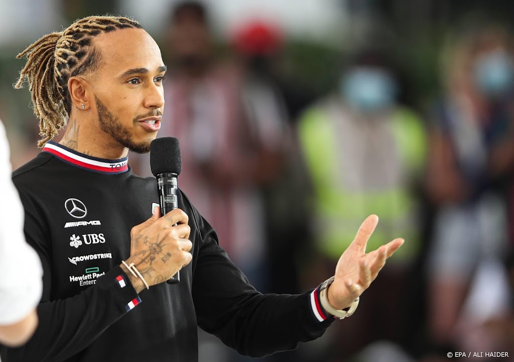 F1-coureur Hamilton gaat ook naam van zijn moeder gebruiken