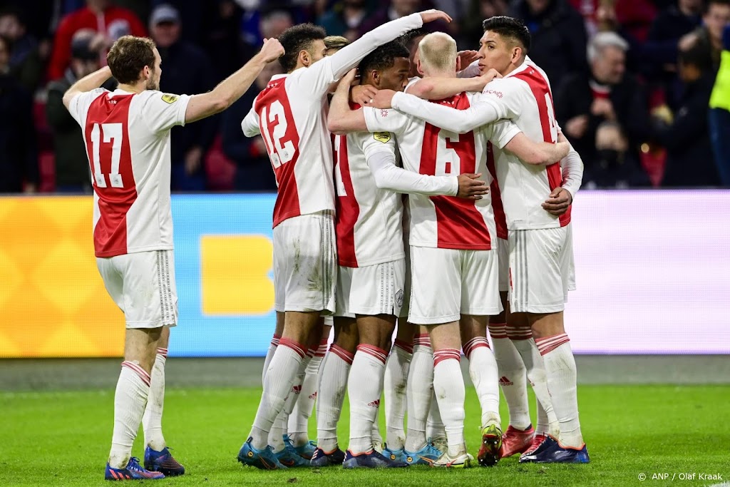 Ajax voetbalt tegen Benfica voor ruim 13 miljoen euro   