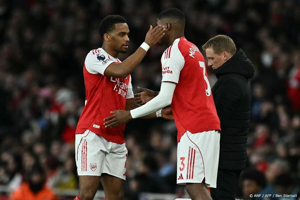 Arsenal verslaat Everton in slotfase, Timber valt uit 