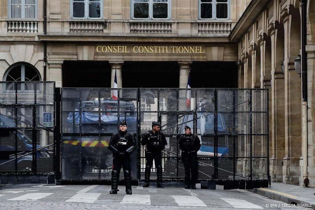 Versperringen rond pand Franse grondwetsraad voor pensioenoordeel