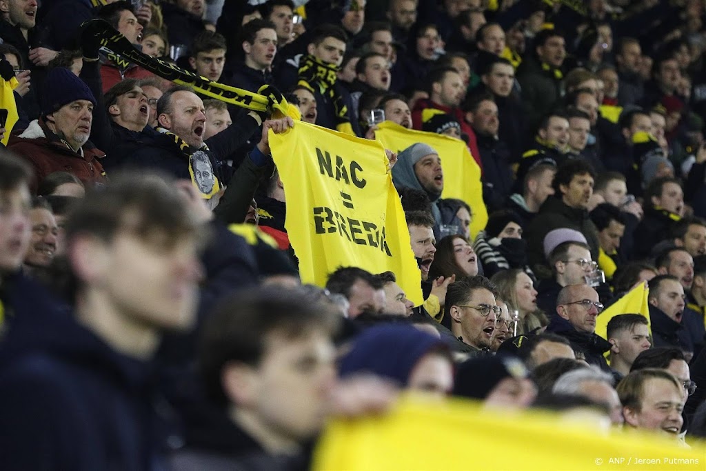 NAC - Willem II stilgelegd vanwege vuurwerk op het veld