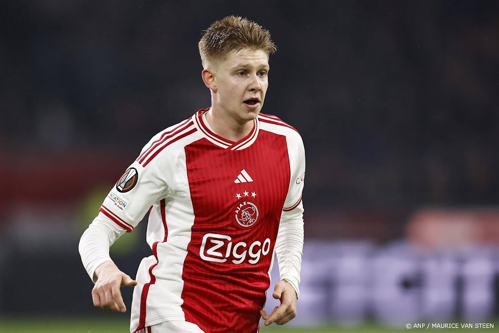 Hlynsson haakt af in warming-up van Ajax voor duel met FC Twente