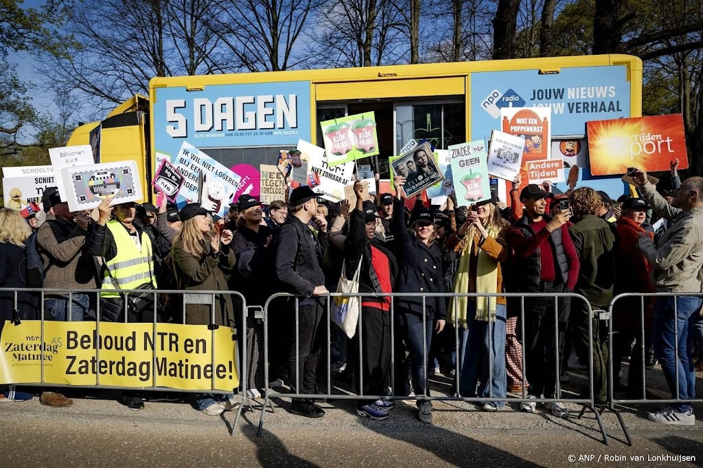 NTR-medewerkers bieden petitie aan voor behoud omroep
