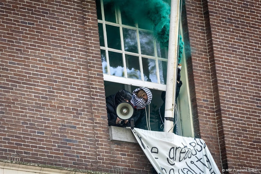 Maagdenhuisbezetters worden uit gebouw gehaald
