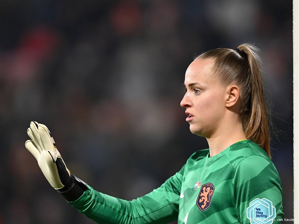 Oranje-keepster Van Domselaar in slechtste geval zes weken weg