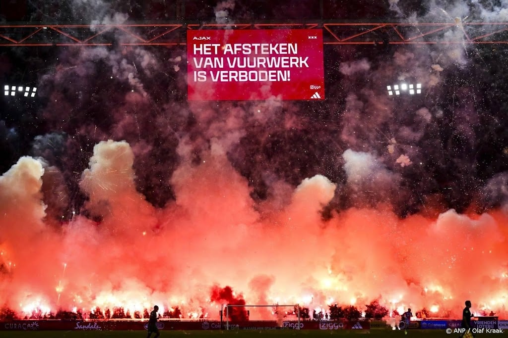 Derde verdachte aangehouden om vuurwerk bij Ajax - FC Groningen