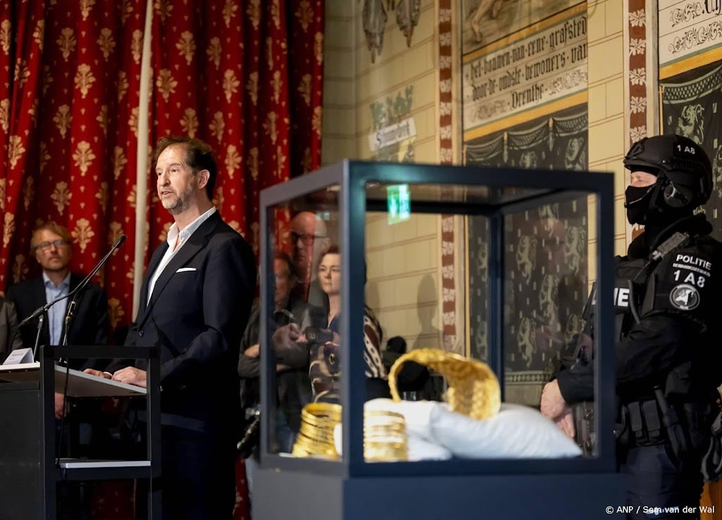 Museumdirecteur: geef ook de derde armband terug