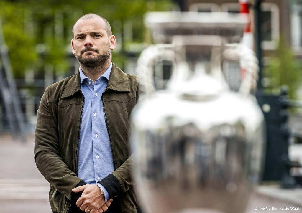 Sneijder met EK-beker langs handhavers en zorgpersoneel Amsterdam