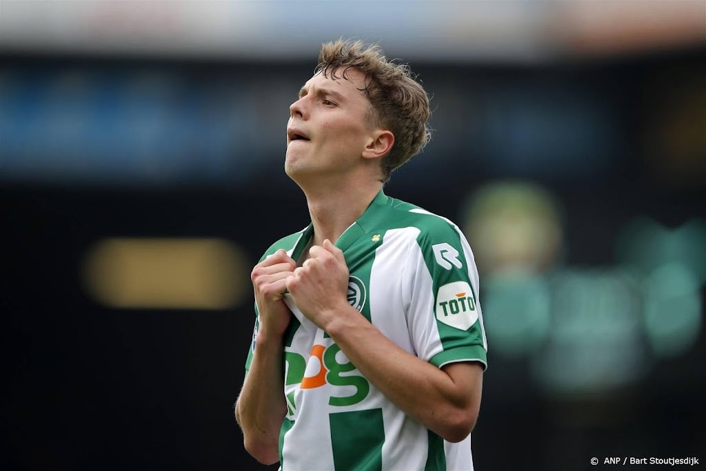 FC Groningen - Ajax al snel stilgelegd na vuurwerk én fan op veld