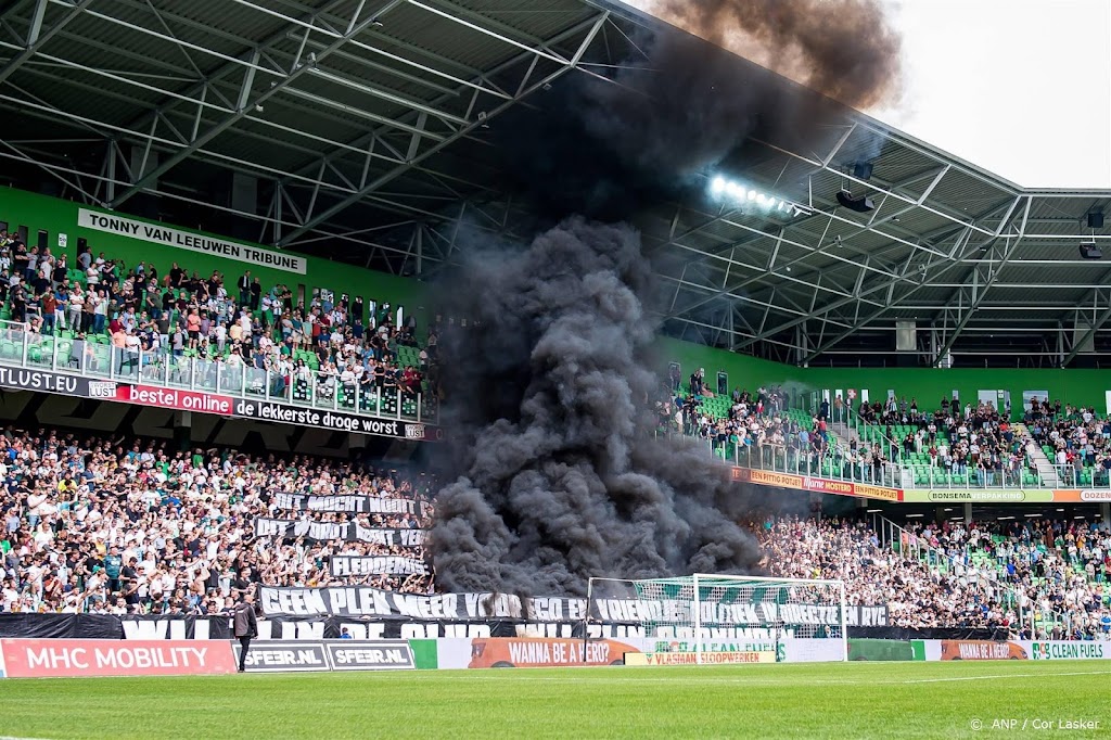 Groningen - Ajax gestaakt na twee keer gooien vuurwerk op veld