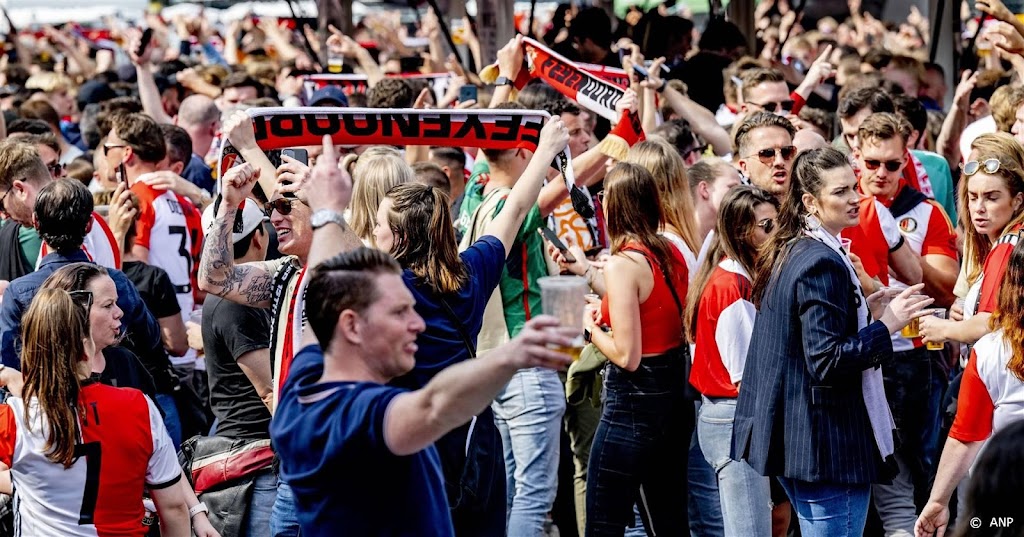 Gemeente Rotterdam: Stadhuisplein vol fans, kom er niet meer heen