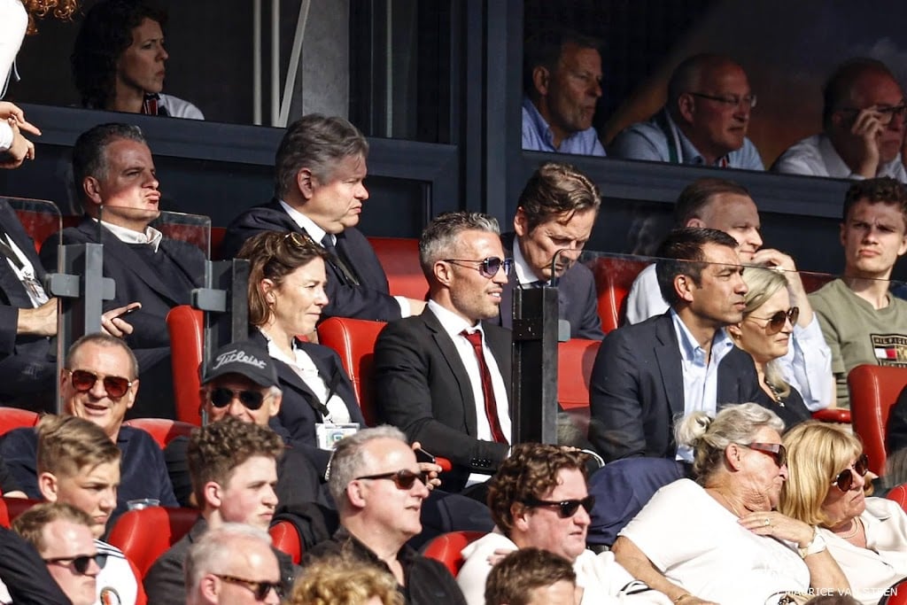 Van Bronckhorst en Van Persie geven Kökcü kampioensschaal   