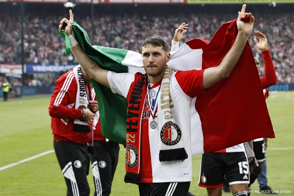 Spits Giménez viert landstitel 'met beste fans van Nederland'   