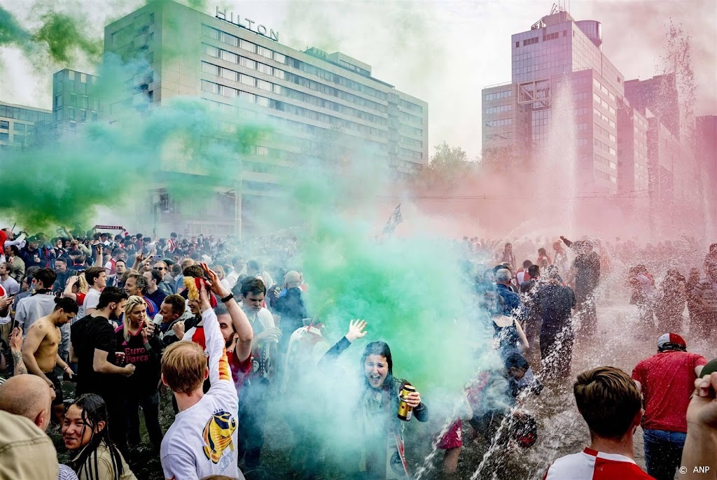 Rotterdamse iconen kleuren rood en wit om landstitel Feyenoord