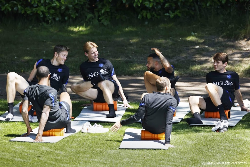 Basisspelers Oranje doen hersteltraining, reserves op het veld